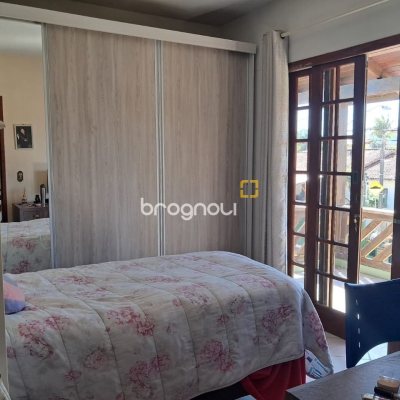 Casa com 195m², 3 quartos (sendo 1 suíte), 2 garagens, no bairro Campeche em Florianópolis