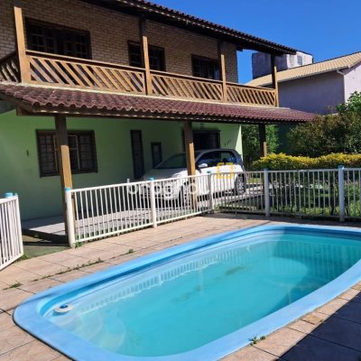 Casa com 195m², 3 quartos (sendo 1 suíte), 2 garagens, no bairro Campeche em Florianópolis