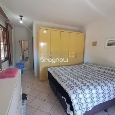 Casa com 195m², 3 quartos (sendo 1 suíte), 2 garagens, no bairro Campeche em Florianópolis