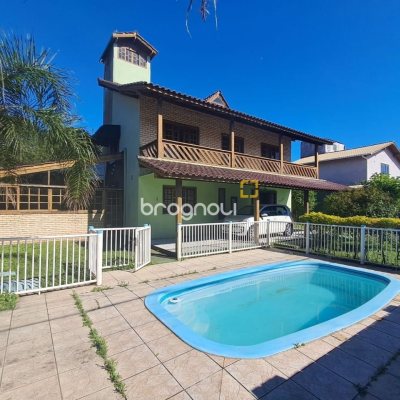 Casa com 195m², 3 quartos (sendo 1 suíte), 2 garagens, no bairro Campeche em Florianópolis