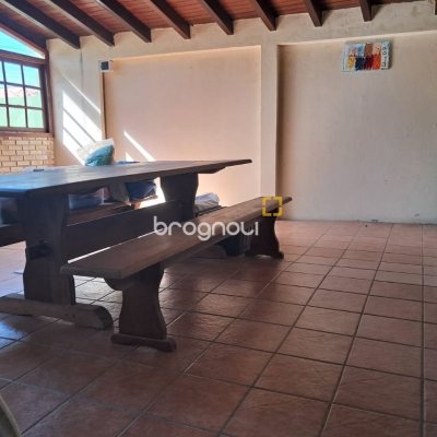Casa com 195m², 3 quartos (sendo 1 suíte), 2 garagens, no bairro Campeche em Florianópolis