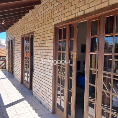 Casa com 195m², 3 quartos (sendo 1 suíte), 2 garagens, no bairro Campeche em Florianópolis