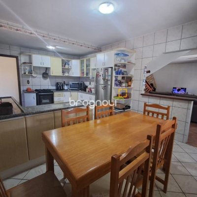 Casa com 195m², 3 quartos (sendo 1 suíte), 2 garagens, no bairro Campeche em Florianópolis