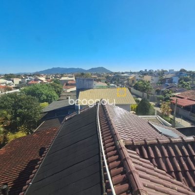 Casa com 195m², 3 quartos (sendo 1 suíte), 2 garagens, no bairro Campeche em Florianópolis