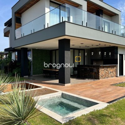 Casa de Condomínio com 404m², 4 quartos (sendo 4 suítes), 2 garagens, no bairro Ingleses em Florianópolis
