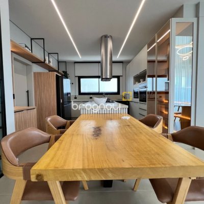 Casa de Condomínio com 404m², 4 quartos (sendo 4 suítes), 2 garagens, no bairro Ingleses em Florianópolis