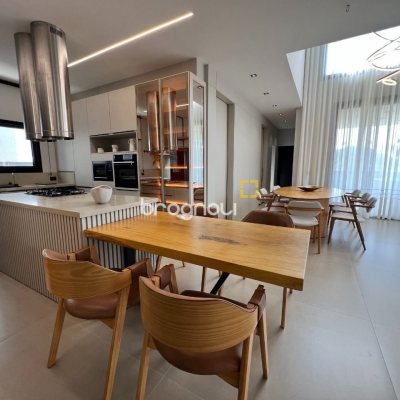 Casa de Condomínio com 404m², 4 quartos (sendo 4 suítes), 2 garagens, no bairro Ingleses em Florianópolis