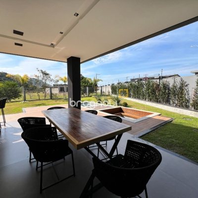 Casa de Condomínio com 404m², 4 quartos (sendo 4 suítes), 2 garagens, no bairro Ingleses em Florianópolis