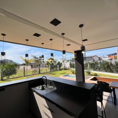 Casa de Condomínio com 404m², 4 quartos (sendo 4 suítes), 2 garagens, no bairro Ingleses em Florianópolis