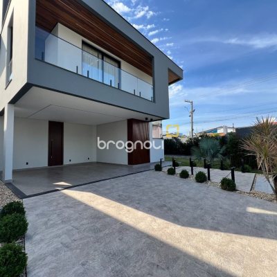 Casa de Condomínio com 404m², 4 quartos (sendo 4 suítes), 2 garagens, no bairro Ingleses em Florianópolis