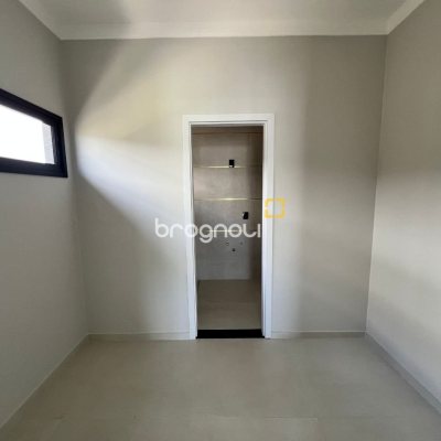 Casa de Condomínio com 272m², 3 quartos (sendo 3 suítes), 2 garagens, no bairro Rio Vermelho em Florianópolis