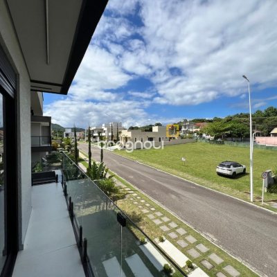 Casa de Condomínio com 272m², 3 quartos (sendo 3 suítes), 2 garagens, no bairro Rio Vermelho em Florianópolis