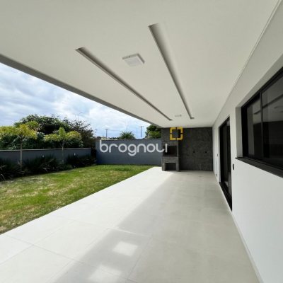 Casa de Condomínio com 272m², 3 quartos (sendo 3 suítes), 2 garagens, no bairro Rio Vermelho em Florianópolis