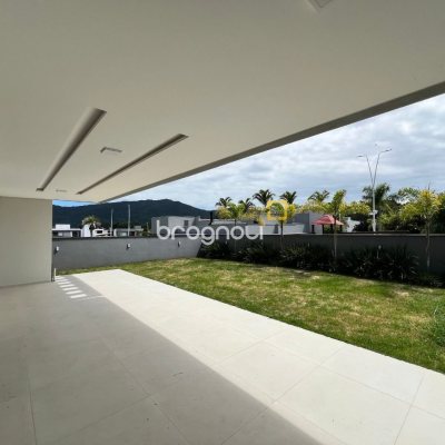 Casa de Condomínio com 272m², 3 quartos (sendo 3 suítes), 2 garagens, no bairro Rio Vermelho em Florianópolis