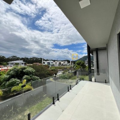 Casa de Condomínio com 272m², 3 quartos (sendo 3 suítes), 2 garagens, no bairro Rio Vermelho em Florianópolis