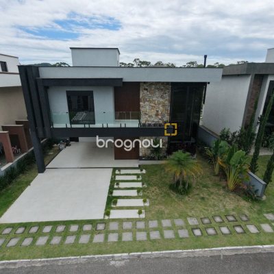 Casa de Condomínio com 272m², 3 quartos (sendo 3 suítes), 2 garagens, no bairro Rio Vermelho em Florianópolis