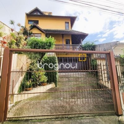 Casa com 207m², 3 quartos (sendo 1 suíte), 2 garagens, no bairro Roçado em São José