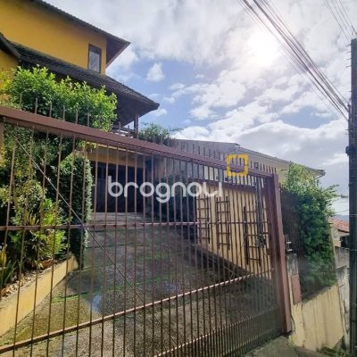Casa com 207m², 3 quartos (sendo 1 suíte), 2 garagens, no bairro Roçado em São José