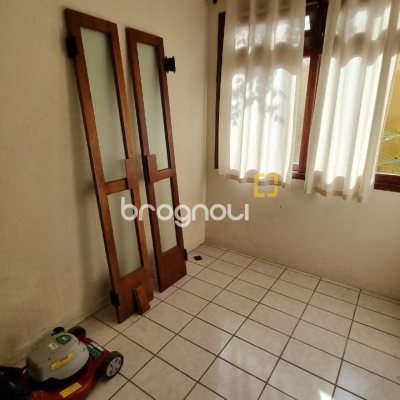 Casa com 207m², 3 quartos (sendo 1 suíte), 2 garagens, no bairro Roçado em São José