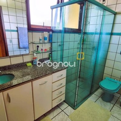 Casa com 207m², 3 quartos (sendo 1 suíte), 2 garagens, no bairro Roçado em São José