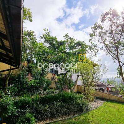 Casa com 207m², 3 quartos (sendo 1 suíte), 2 garagens, no bairro Roçado em São José