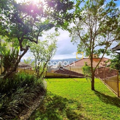 Casa com 207m², 3 quartos (sendo 1 suíte), 2 garagens, no bairro Roçado em São José
