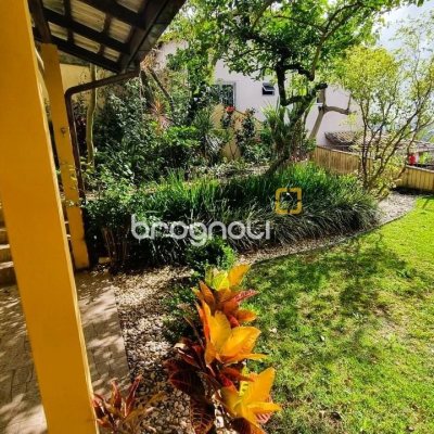 Casa com 207m², 3 quartos (sendo 1 suíte), 2 garagens, no bairro Roçado em São José