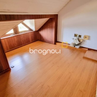 Casa com 207m², 3 quartos (sendo 1 suíte), 2 garagens, no bairro Roçado em São José