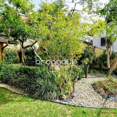 Casa com 207m², 3 quartos (sendo 1 suíte), 2 garagens, no bairro Roçado em São José