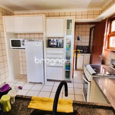 Casa com 207m², 3 quartos (sendo 1 suíte), 2 garagens, no bairro Roçado em São José