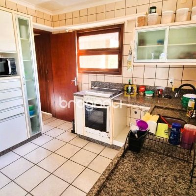 Casa com 207m², 3 quartos (sendo 1 suíte), 2 garagens, no bairro Roçado em São José