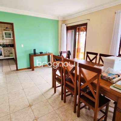 Casa com 207m², 3 quartos (sendo 1 suíte), 2 garagens, no bairro Roçado em São José