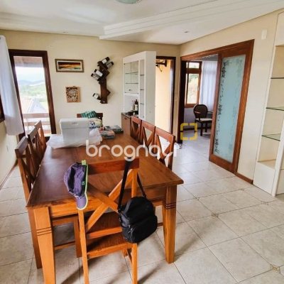 Casa com 207m², 3 quartos (sendo 1 suíte), 2 garagens, no bairro Roçado em São José