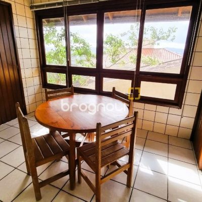 Casa com 207m², 3 quartos (sendo 1 suíte), 2 garagens, no bairro Roçado em São José