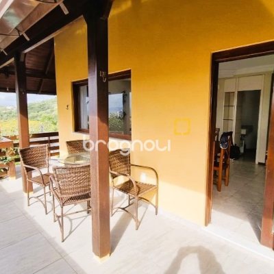 Casa com 207m², 3 quartos (sendo 1 suíte), 2 garagens, no bairro Roçado em São José