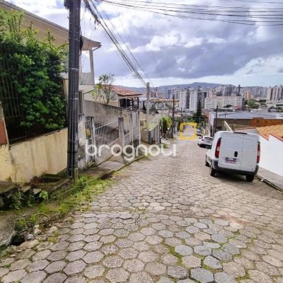 Casa com 207m², 3 quartos (sendo 1 suíte), 2 garagens, no bairro Roçado em São José