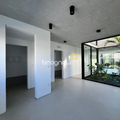 Casa de Condomínio com 183m², 3 quartos (sendo 3 suítes), 2 garagens, no bairro Ingleses em Florianópolis