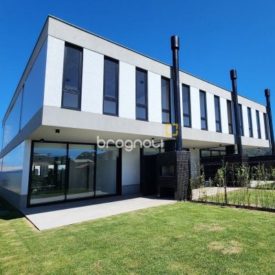 Casa de Condomínio com 183m², 3 quartos (sendo 3 suítes), 2 garagens, no bairro Ingleses em Florianópolis