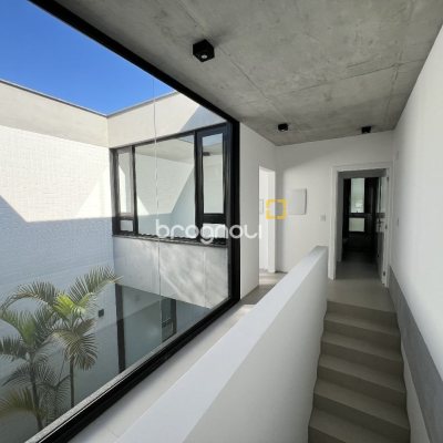 Casa de Condomínio com 183m², 3 quartos (sendo 3 suítes), 2 garagens, no bairro Ingleses em Florianópolis