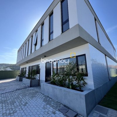 Casa de Condomínio com 183m², 3 quartos (sendo 3 suítes), 2 garagens, no bairro Ingleses em Florianópolis