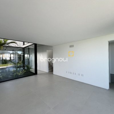 Casa de Condomínio com 183m², 3 quartos (sendo 3 suítes), 2 garagens, no bairro Ingleses em Florianópolis