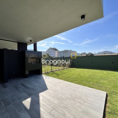 Casa de Condomínio com 183m², 3 quartos (sendo 3 suítes), 2 garagens, no bairro Ingleses em Florianópolis