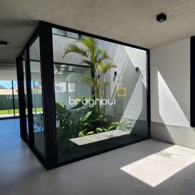 Casa de Condomínio com 183m², 3 quartos (sendo 3 suítes), 2 garagens, no bairro Ingleses em Florianópolis
