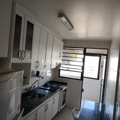 Apartamento com 76m², 2 quartos (sendo 1 suíte), 1 garagem, no bairro Centro em Florianópolis