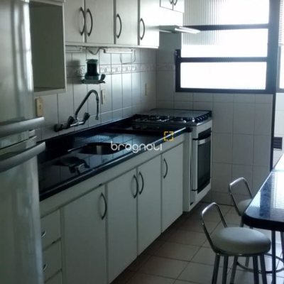 Apartamento com 76m², 2 quartos (sendo 1 suíte), 1 garagem, no bairro Centro em Florianópolis