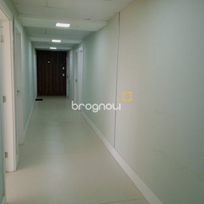 Sala com 24m², 1 garagem, no bairro Estreito em Florianópolis