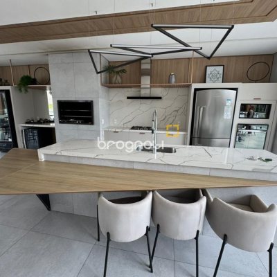 Cobertura com 166m², 3 quartos (sendo 1 suíte), 2 garagens, no bairro Jurerê em Florianópolis