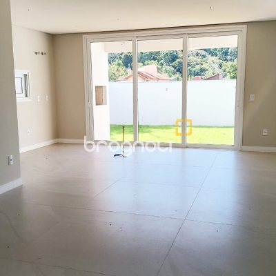 Casa com 178m², 3 quartos (sendo 3 suítes), 1 garagem, no bairro Rio Tavares em Florianópolis