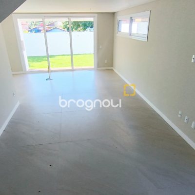 Casa com 178m², 3 quartos (sendo 3 suítes), 1 garagem, no bairro Rio Tavares em Florianópolis