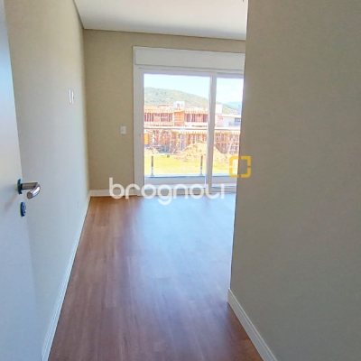 Casa com 178m², 3 quartos (sendo 3 suítes), 1 garagem, no bairro Rio Tavares em Florianópolis